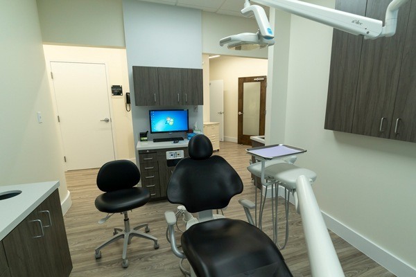 Vernon Woods Dental Implant Center | Emergency Treatment, Full Mouth Reconstruction and Digital Impressions